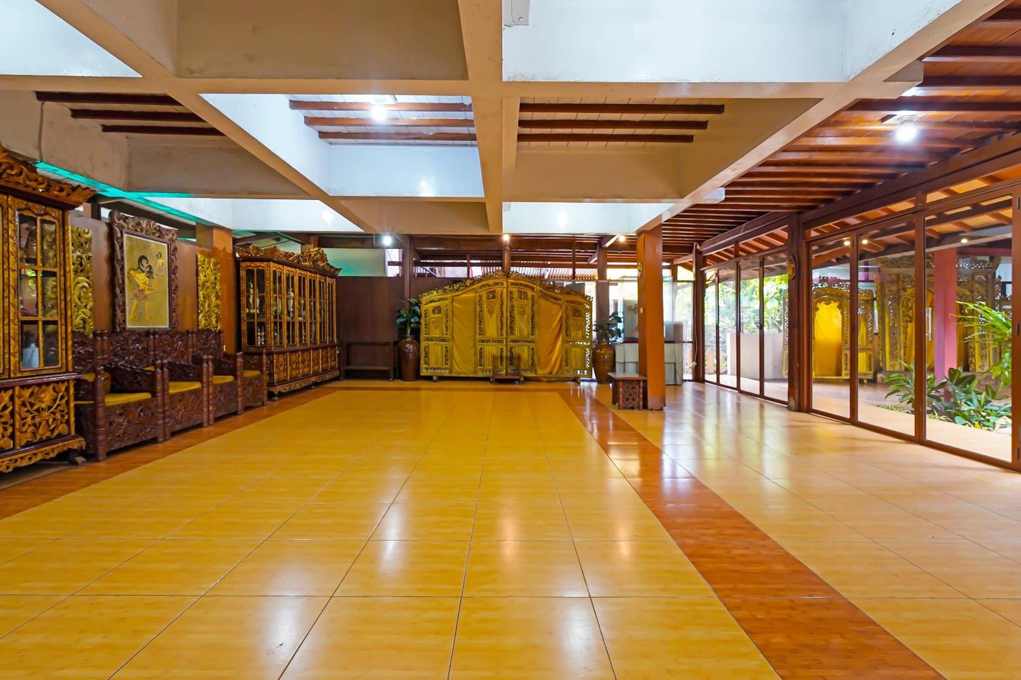 Oyo Life 92835 Maya Adipuri Hotel